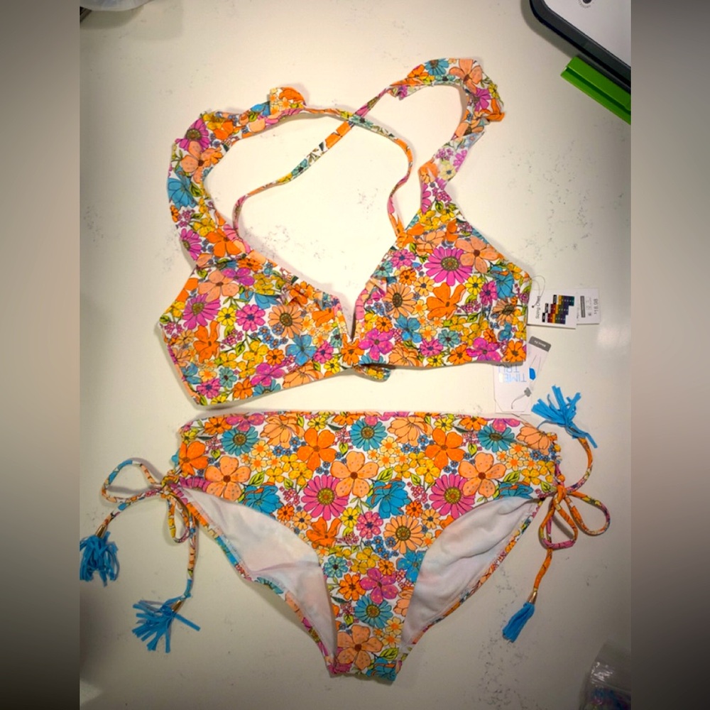 Woman’s floral ruffled Bikini Set Size XL New!